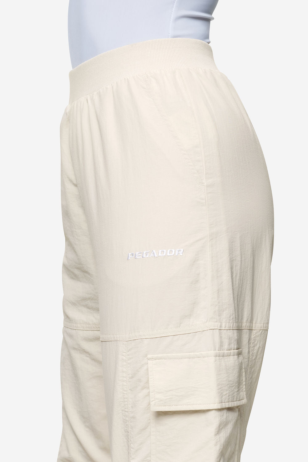 Pegador Gava Cargo Parachute Pants Coast Sand Detailshot aus der Next Wave Kollektion für DaHerren