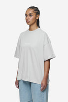 Pegador Aleja Heavy Oversized Tee Washed Sky Grey Detailshot aus der Next Wave Kollektion für DaHerren