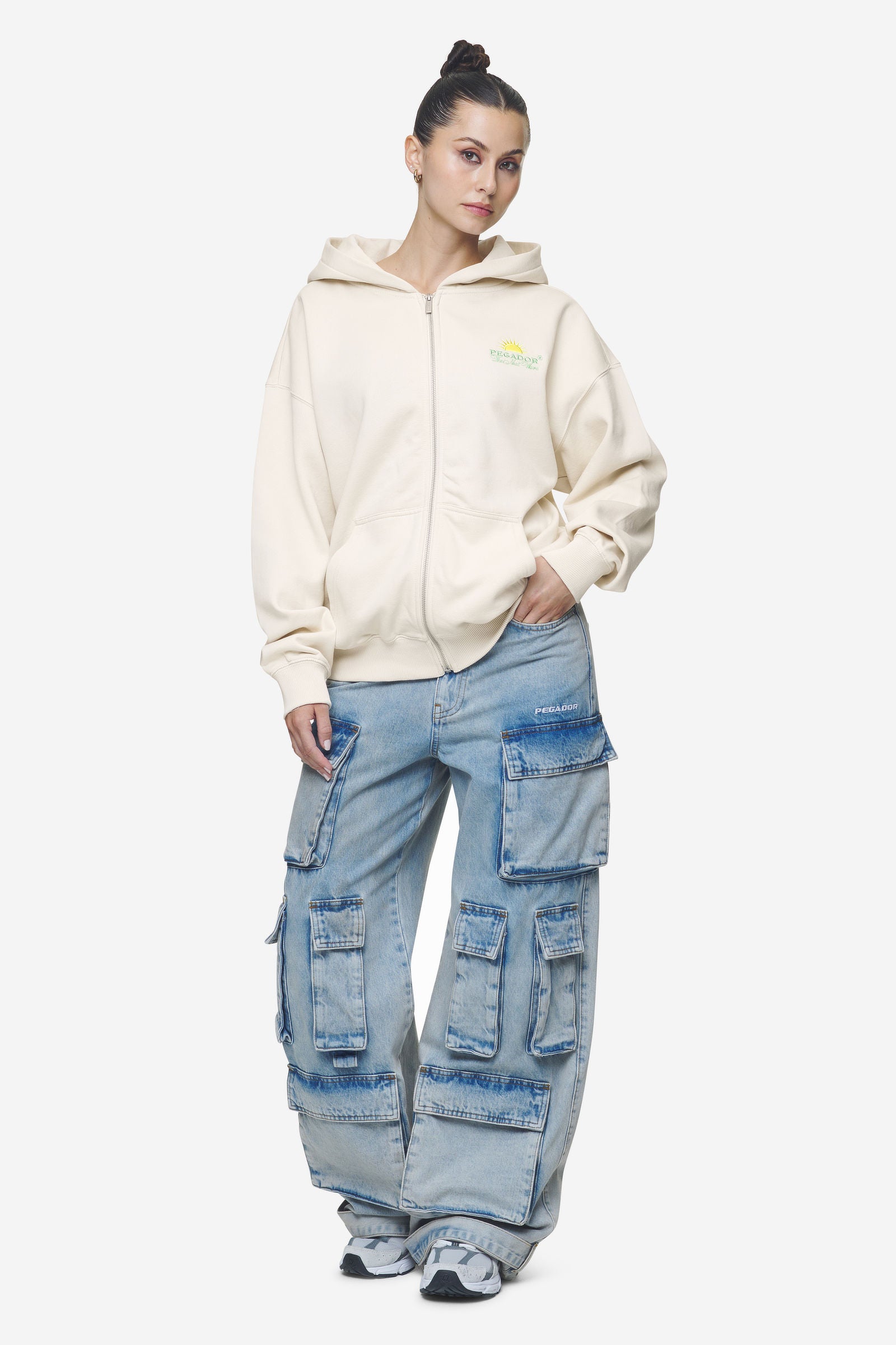 Pegador Celina High Waist Cargo Jeans Washed Pale Blue Detailshot aus der Next Wave Kollektion für DaHerren