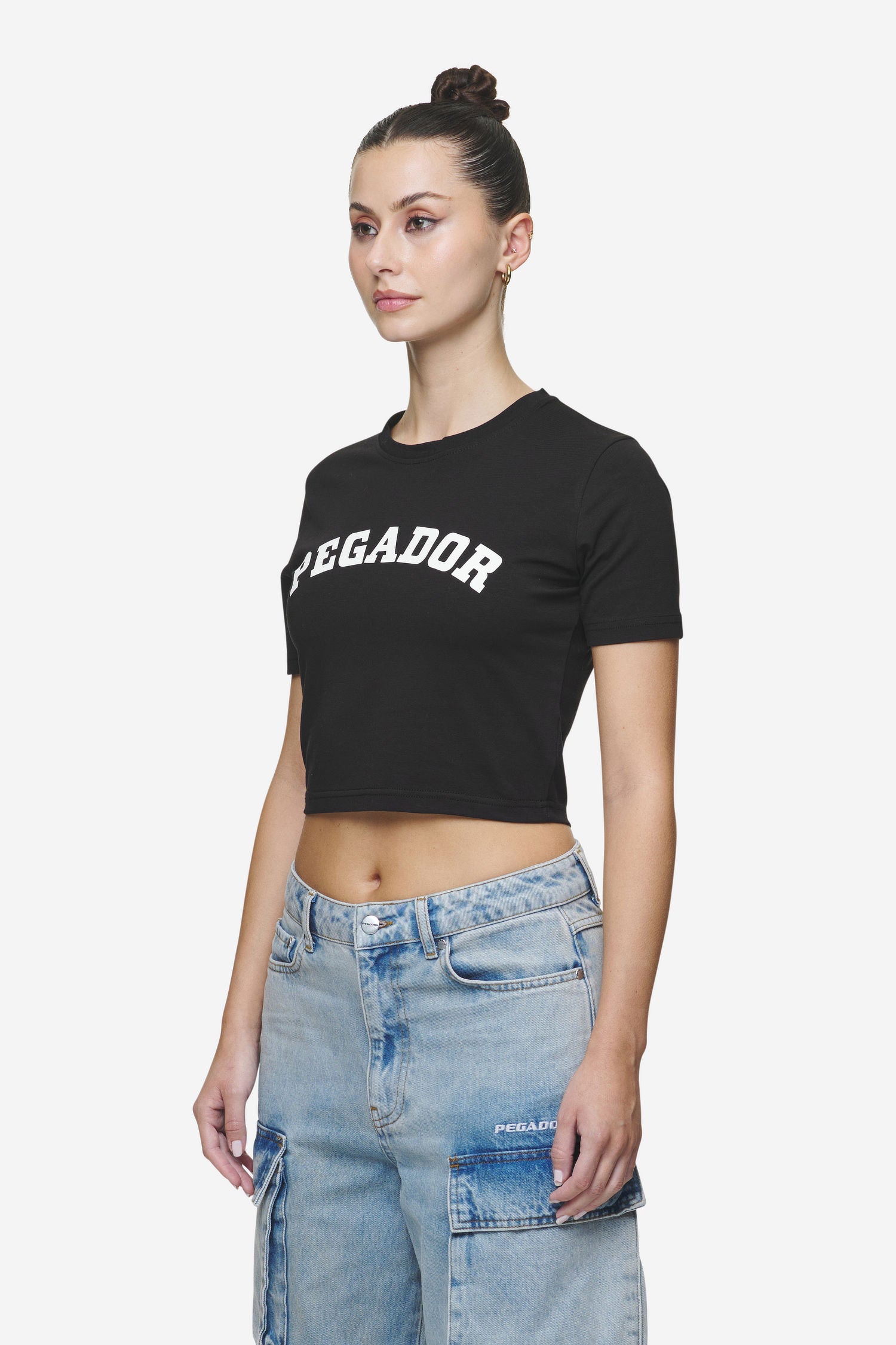 Pegador Jenna Cropped Baby Tee Black Seitenansicht aus der Next Wave Kollektion für DaHerren