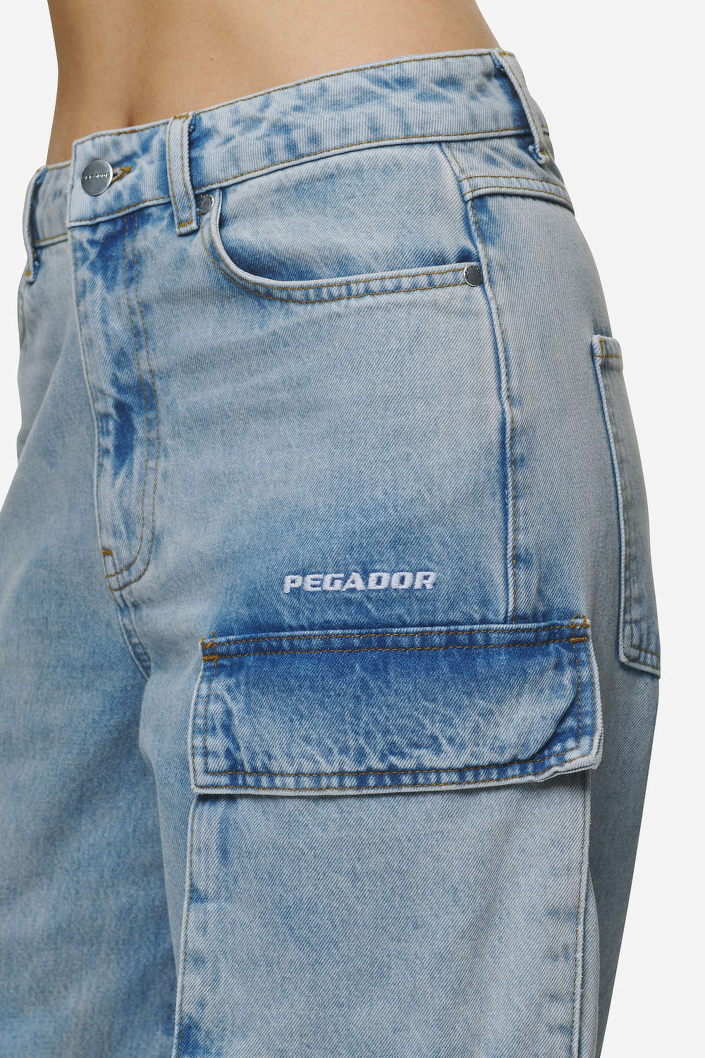 Pegador Celina High Waist Cargo Jeans Washed Pale Blue Detailshot aus der Next Wave Kollektion für DaHerren