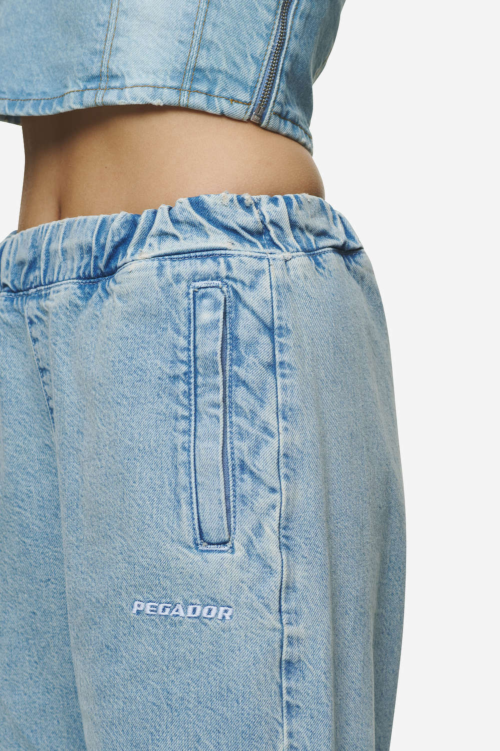 Pegador Soria Loose Fit Jeans Washed Pale Blue Detailshot aus der Next Wave Kollektion für DaHerren