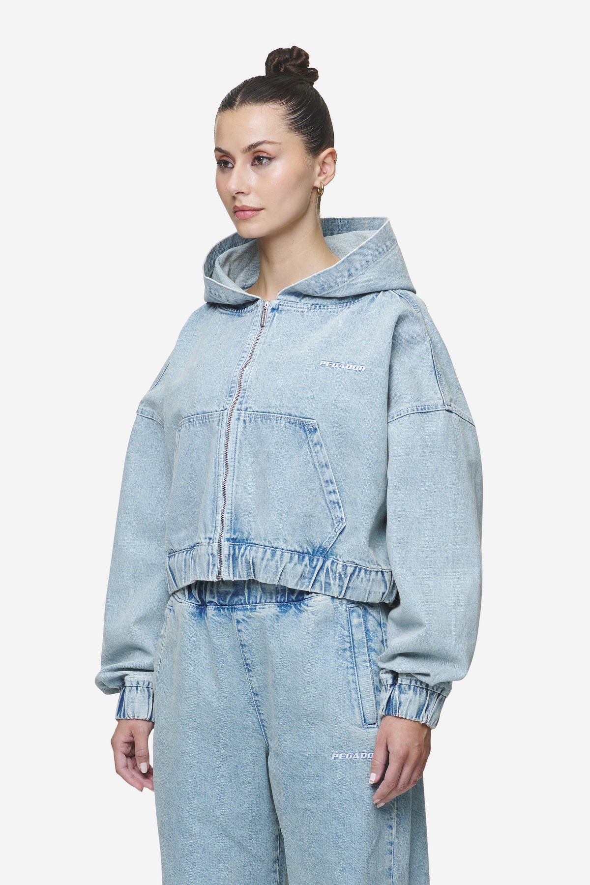 Pegador Zona Cropped Denim Zip Jacket Washed Pale Blue Gegenansicht aus der Next Wave Kollektion für DaHerren