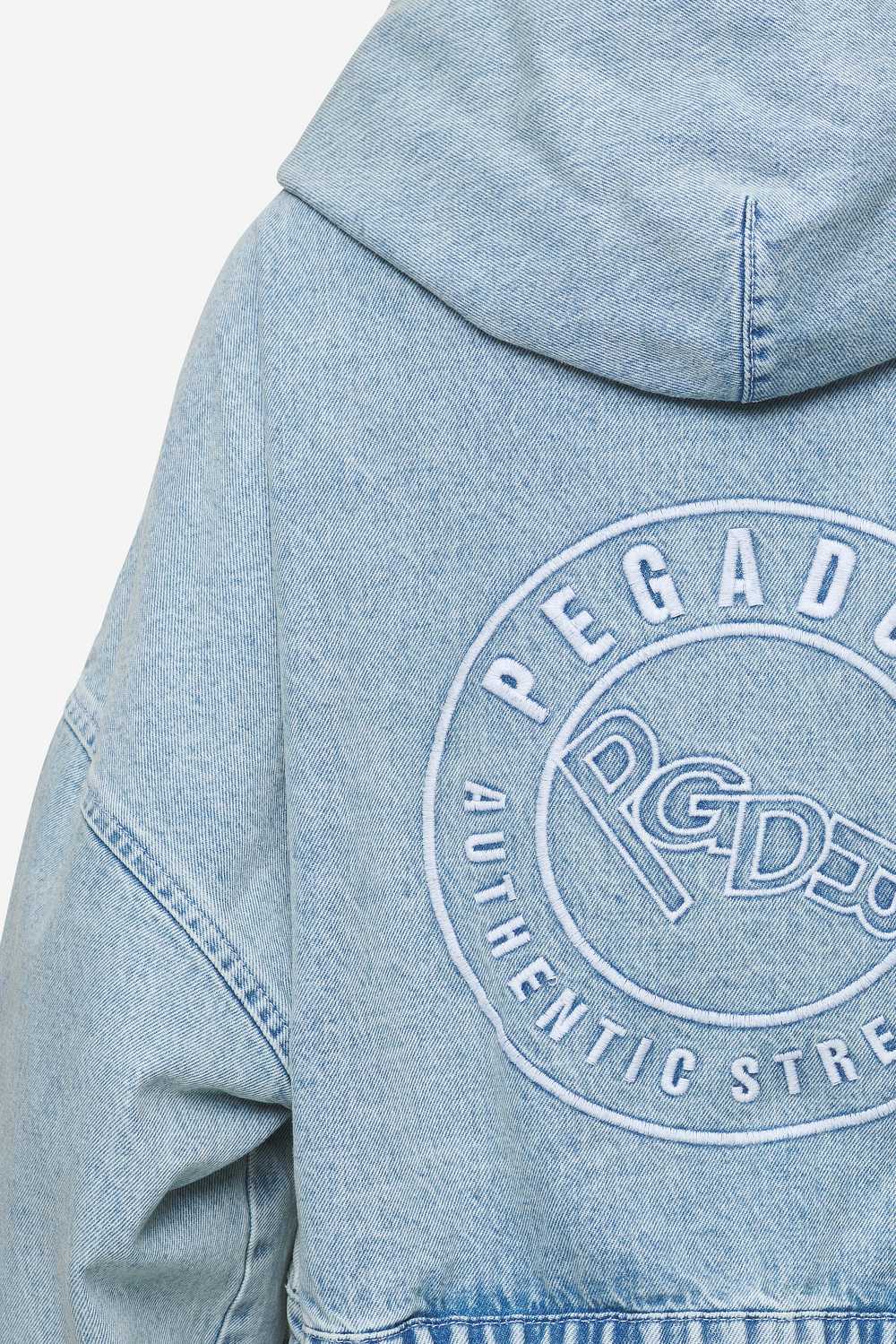 Pegador Zona Cropped Denim Zip Jacket Washed Pale Blue Detailshot aus der Next Wave Kollektion für DaHerren