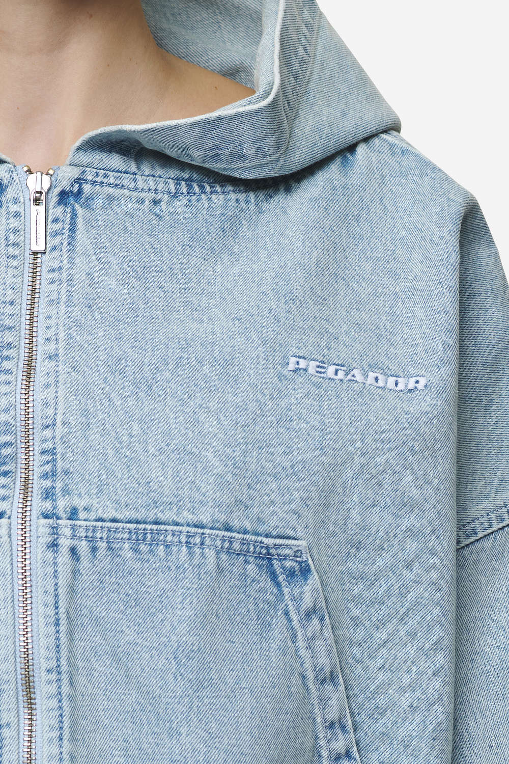 Pegador Zona Cropped Denim Zip Jacket Washed Pale Blue Detailshot aus der Next Wave Kollektion für DaHerren