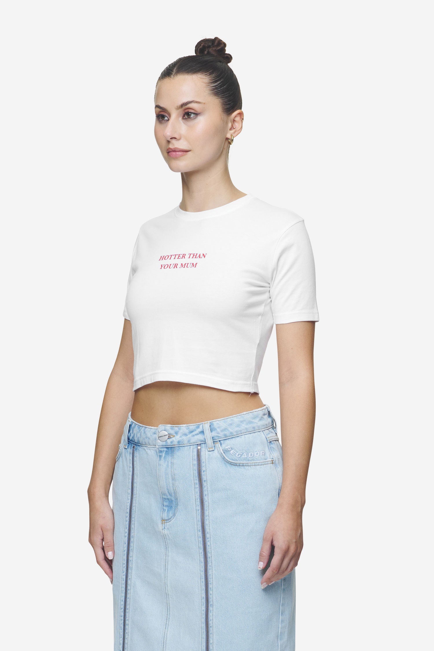 Pegador Reyna Cropped Baby Tee White Seitenansicht aus der Next Wave Kollektion für DaHerren