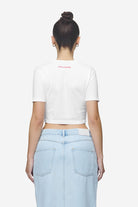 Pegador Reyna Cropped Baby Tee White Gegenansicht aus der Next Wave Kollektion für DaHerren