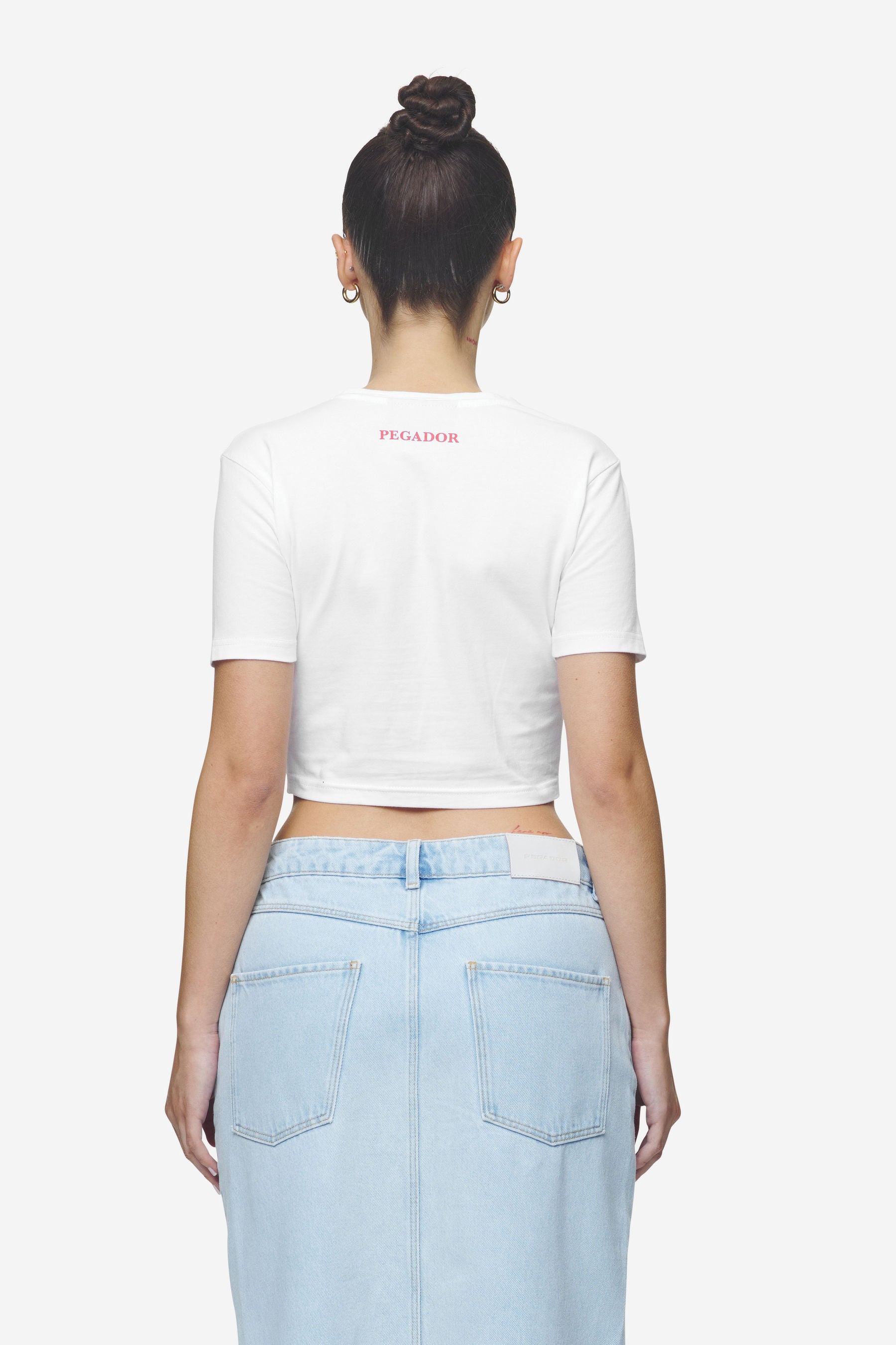 Pegador Reyna Cropped Baby Tee White Gegenansicht aus der Next Wave Kollektion für DaHerren