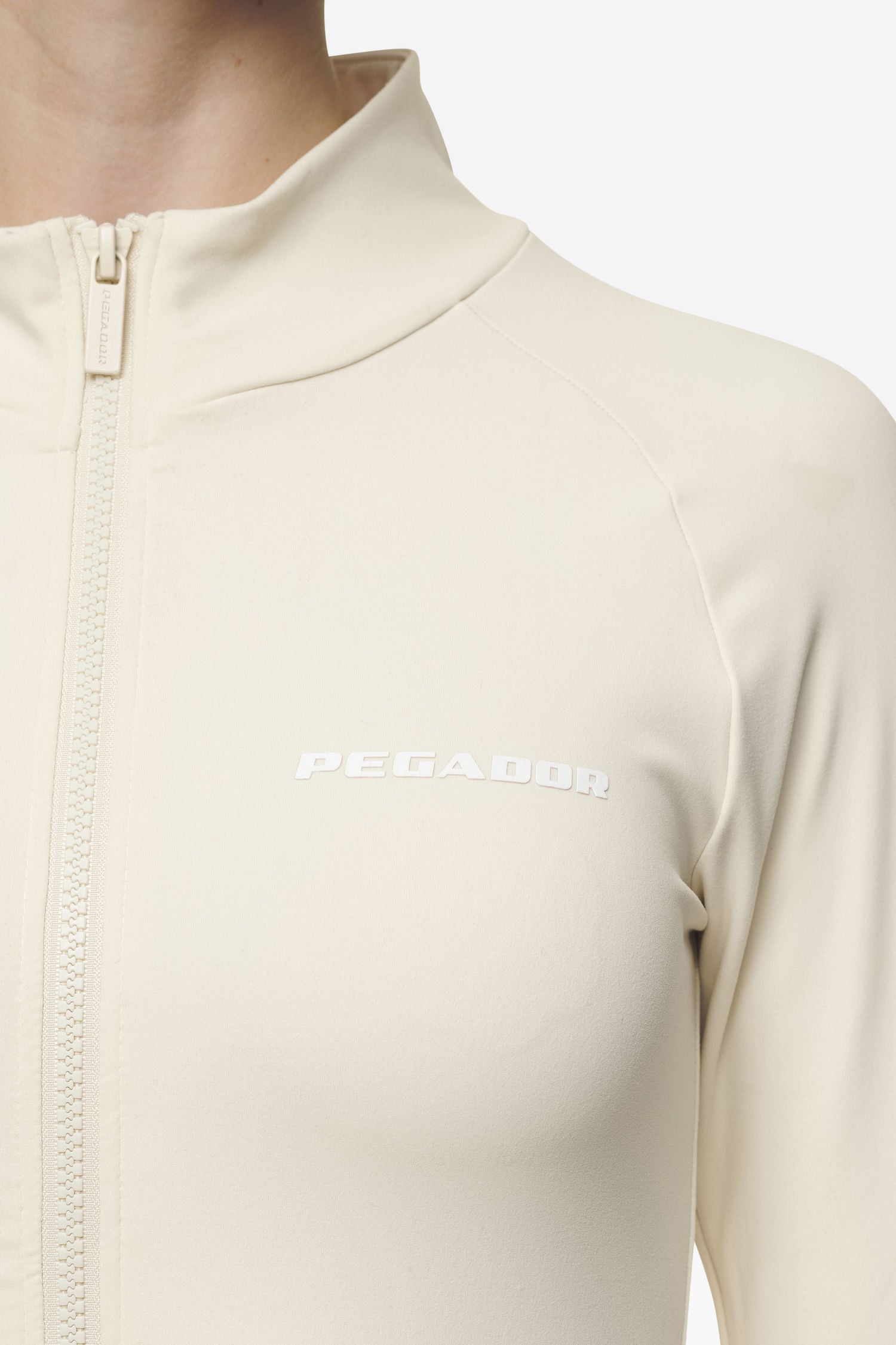 Pegador Maria Zip Longsleeve Coast Sand Ganzkörper Bild aus der Next Wave Kollektion für DaHerren