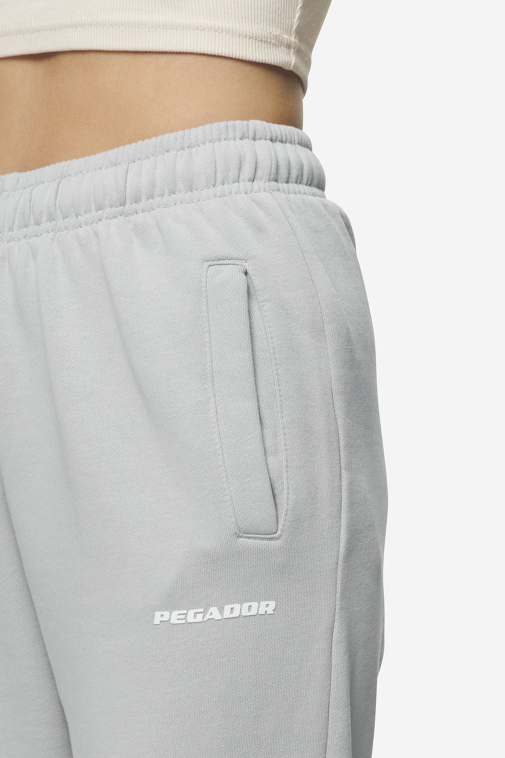 Pegador Villa High Waisted Sweat Pants Washed Sky Grey White Gum Detailshot aus der Next Wave Kollektion für DaHerren