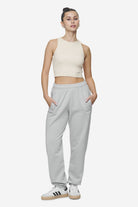 Pegador Villa High Waisted Sweat Pants Washed Sky Grey White Gum Ganzkörper Bild aus der Next Wave Kollektion für DaHerren