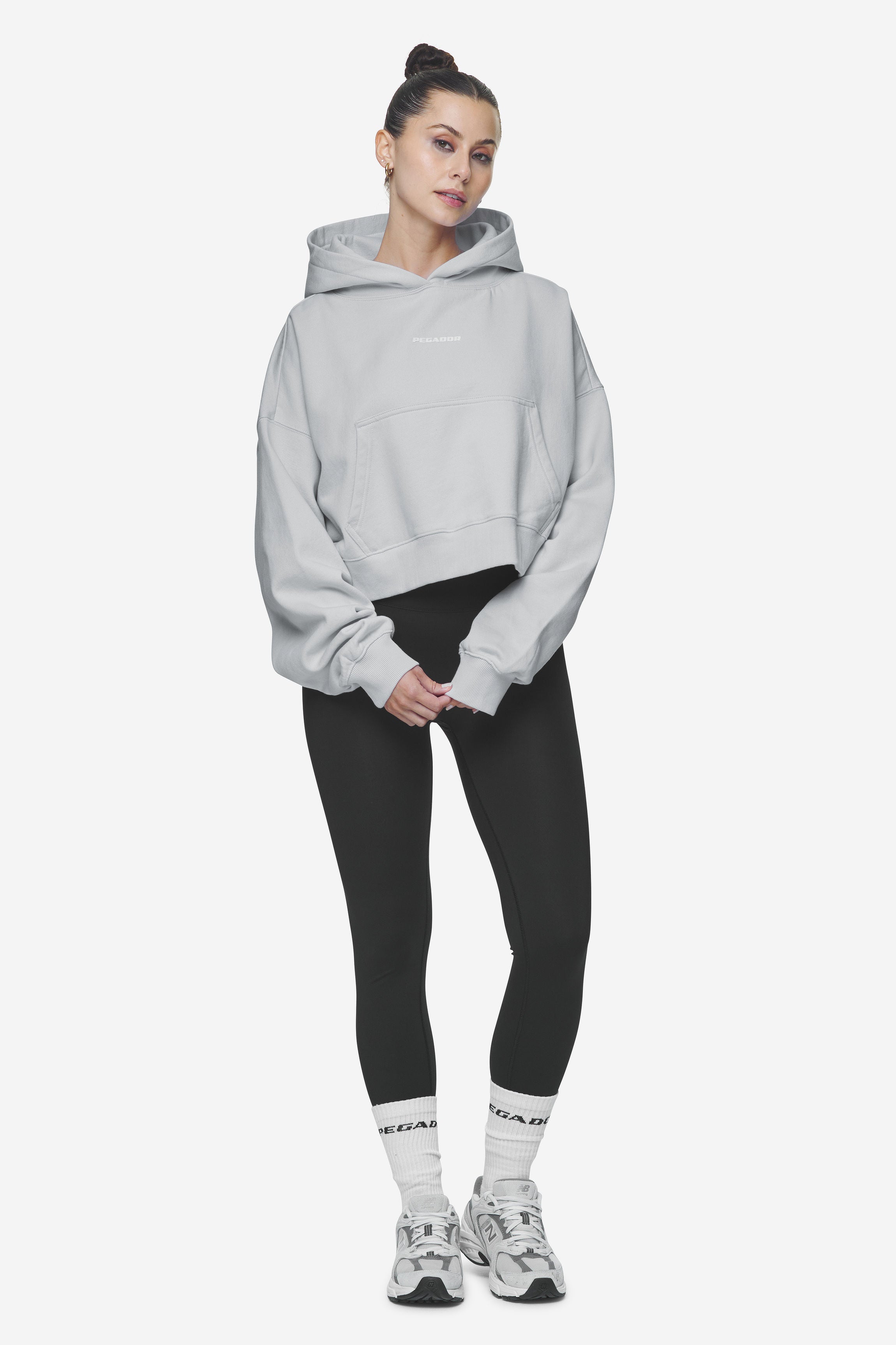 Pegador Salita Oversized Cropped Hoodie Washed Sky Grey White Gum Ganzkörper Bild aus der Next Wave Kollektion für DaHerren