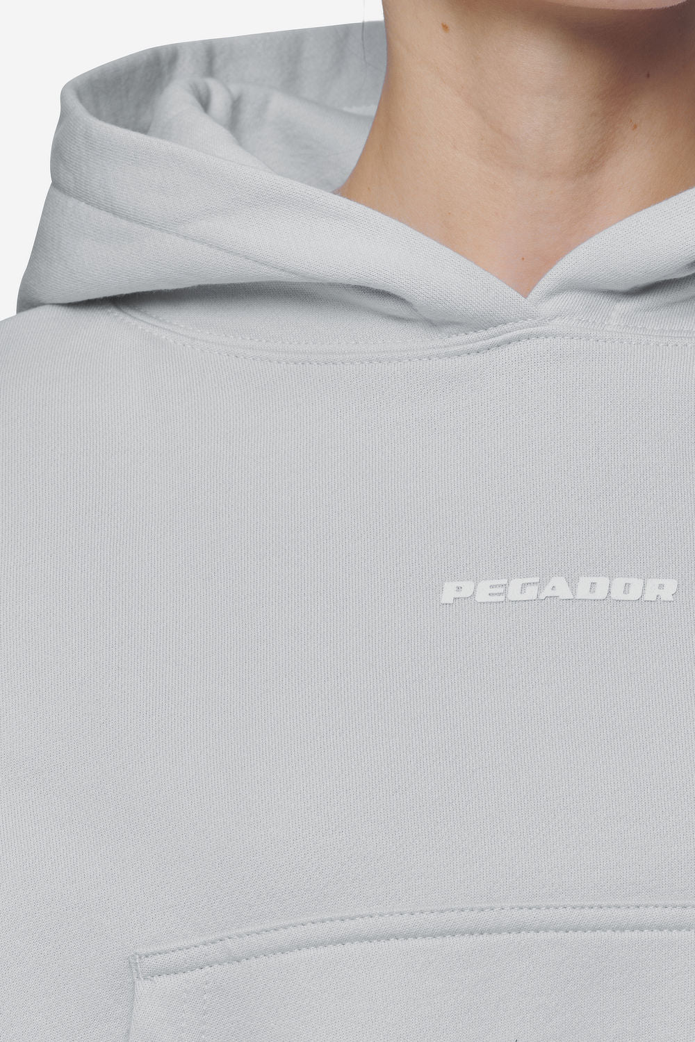 Pegador Salita Oversized Cropped Hoodie Washed Sky Grey White Gum Detailshot aus der Next Wave Kollektion für DaHerren