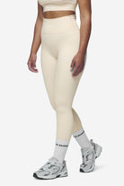 Pegador Leya Leggings Coast Sand White Seitenansicht aus der Next Wave Kollektion für DaHerren