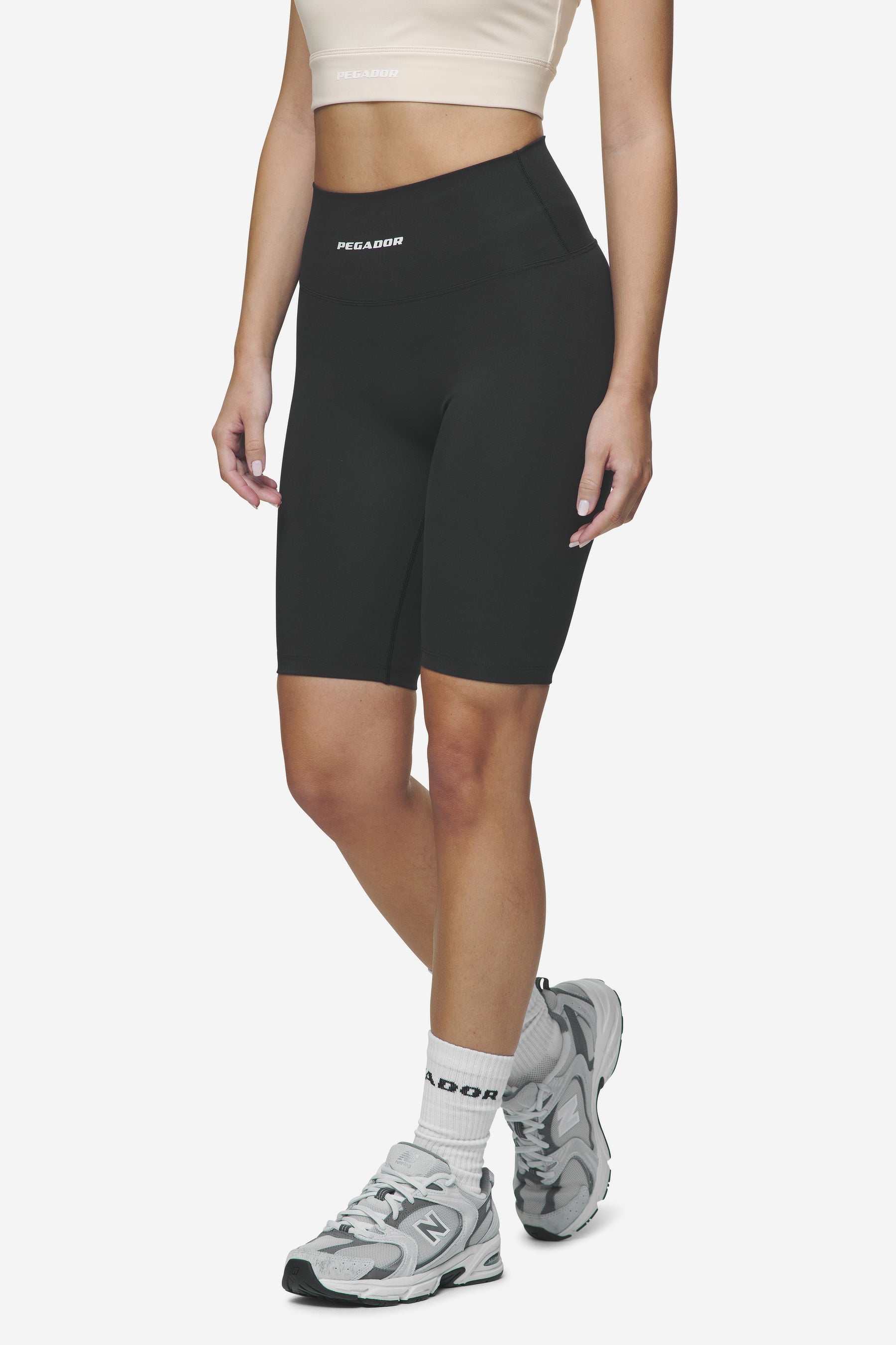 Pegador Lupita Biker Shorts Black White Seitenansicht aus der Next Wave Kollektion für DaHerren