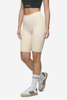 Pegador Lupita Biker Shorts Coast Sand White Seitenansicht aus der Next Wave Kollektion für DaHerren