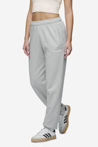 Pegador Villa High Waisted Sweat Pants Washed Sky Grey White Gum Seitenansicht aus der Next Wave Kollektion für DaHerren