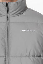 Pegador Solin Puffer Jacket Rock Grey Detailshot aus der PEGADOR® Outerwear 23 Kollektion für Herren