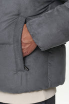 Pegador Neum Suede Puffer Jacket Dark Grey Detailshot aus der PEGADOR® Outerwear 23 Kollektion für Herren