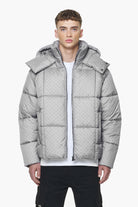 Pegador Gallan Cropped Monogram Puffer Jacket Rock Grey Hauptansicht aus der PEGADOR® Outerwear 23 Kollektion für Herren