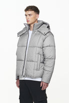 Pegador Gallan Cropped Monogram Puffer Jacket Rock Grey Gegenansicht aus der PEGADOR® Outerwear 23 Kollektion für Herren