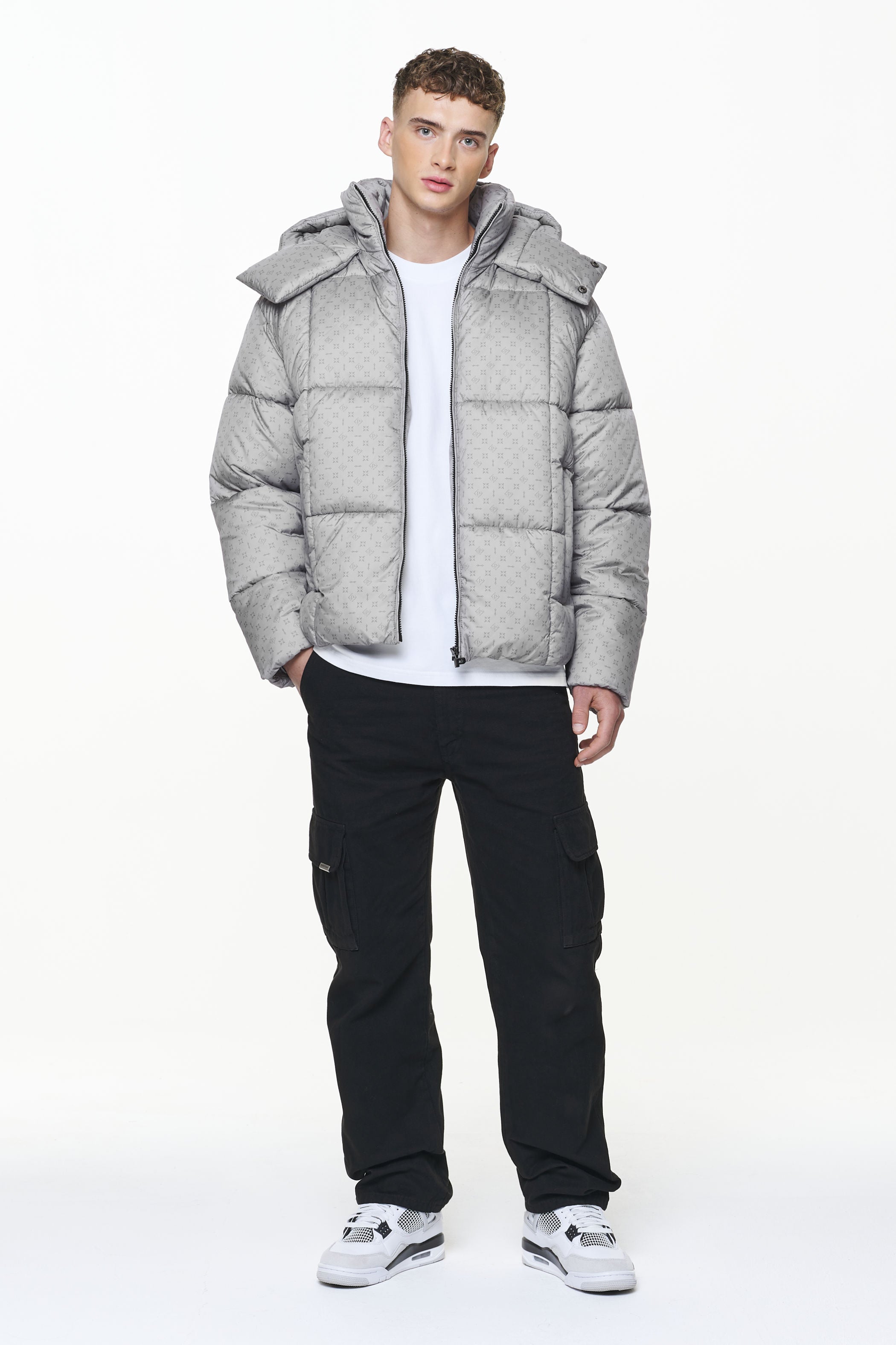 Pegador Gallan Cropped Monogram Puffer Jacket Rock Grey Detailshot aus der PEGADOR® Outerwear 23 Kollektion für Herren