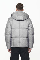 Pegador Gallan Cropped Monogram Puffer Jacket Rock Grey Detailshot aus der PEGADOR® Outerwear 23 Kollektion für Herren