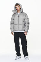 Pegador Gallan Cropped Monogram Puffer Jacket Rock Grey Ganzkörper Bild aus der PEGADOR® Outerwear 23 Kollektion für Herren