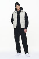 Pegador Landin Puffer Vest Ash Grey Ganzkörper Bild aus der PEGADOR® Outerwear 23 Kollektion für Herren