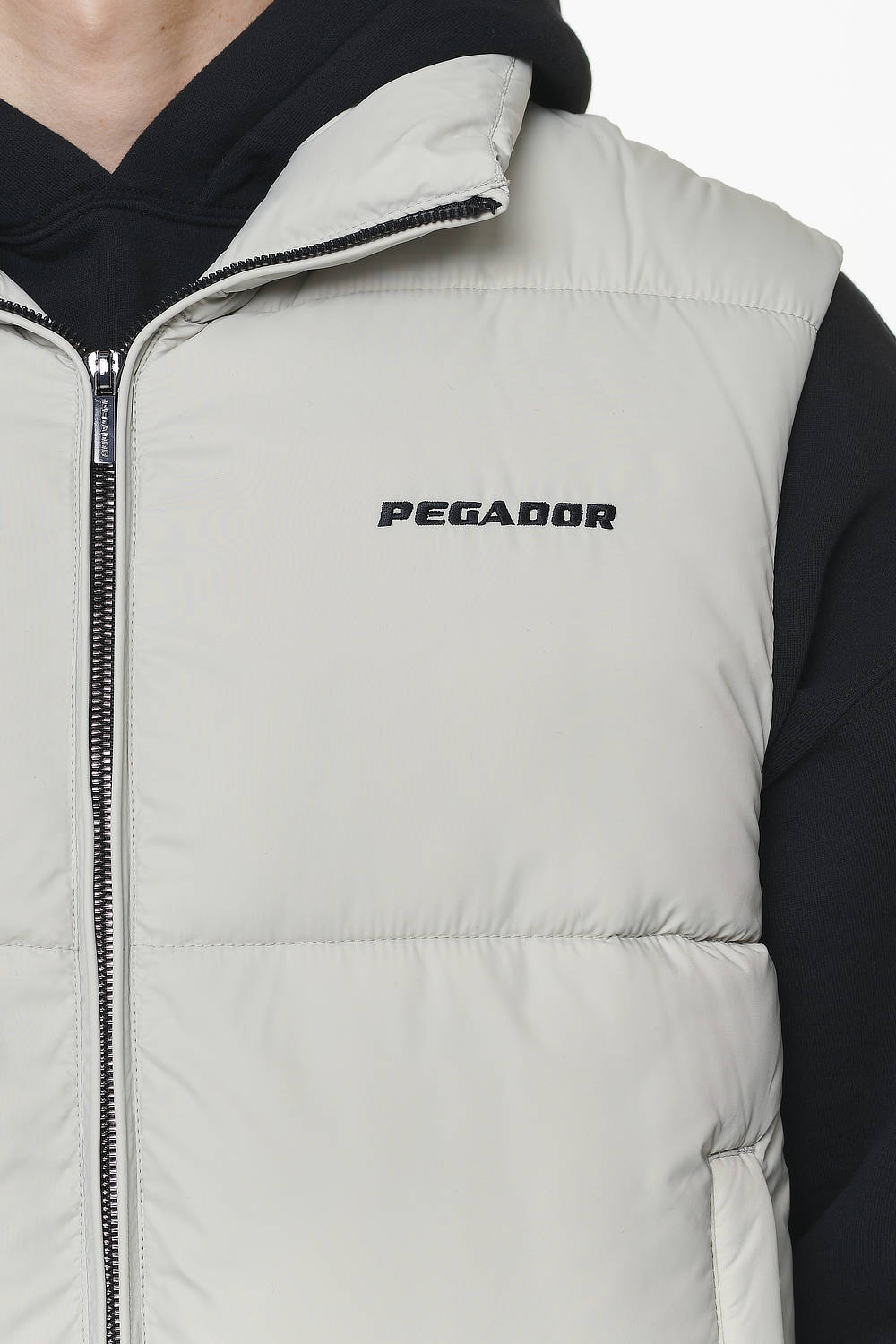 Pegador Landin Puffer Vest Ash Grey Detailshot aus der PEGADOR® Outerwear 23 Kollektion für Herren