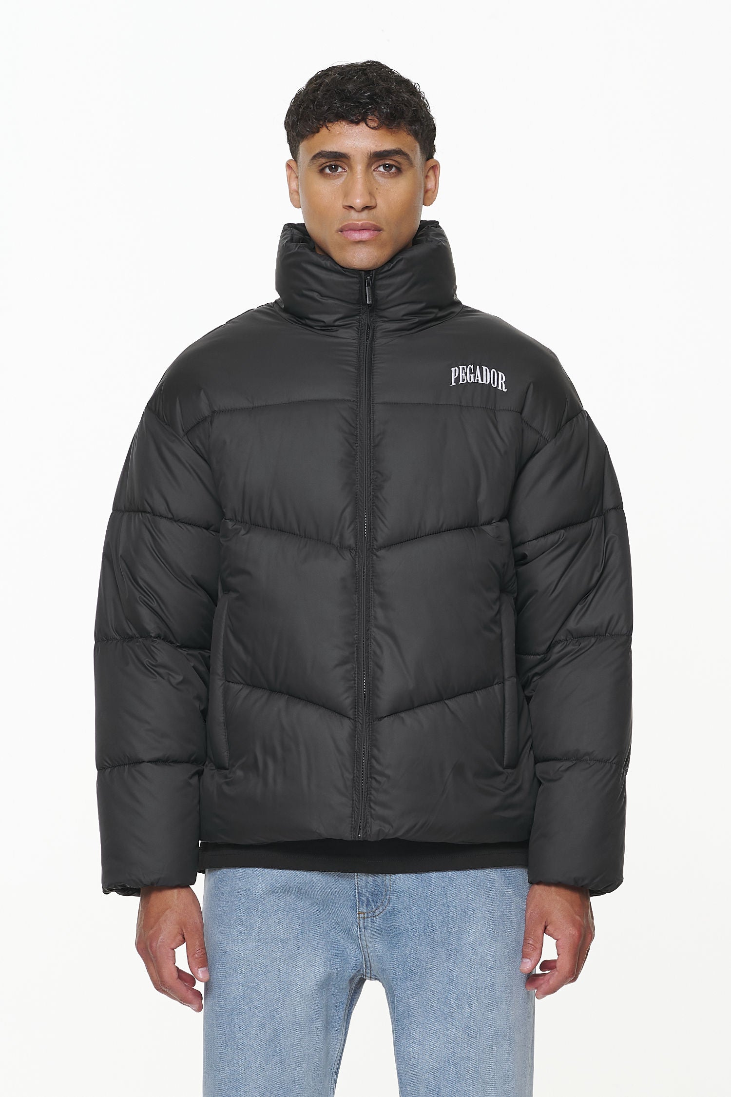 Pegador Spiller Puffer Jacket Black Seitenansicht aus der PEGADOR® Outerwear 23 Kollektion für Herren