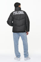 Pegador Spiller Puffer Jacket Black Ganzkörper Bild aus der PEGADOR® Outerwear 23 Kollektion für Herren