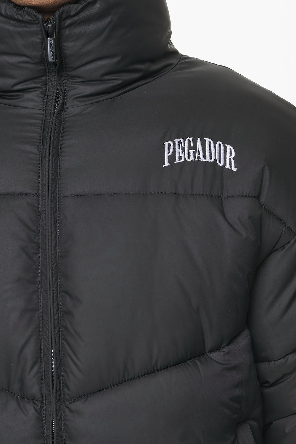 Pegador Spiller Puffer Jacket Black Detailshot aus der PEGADOR® Outerwear 23 Kollektion für Herren