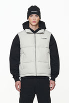 Pegador Landin Puffer Vest Ash Grey Seitenansicht aus der PEGADOR® Outerwear 23 Kollektion für Herren