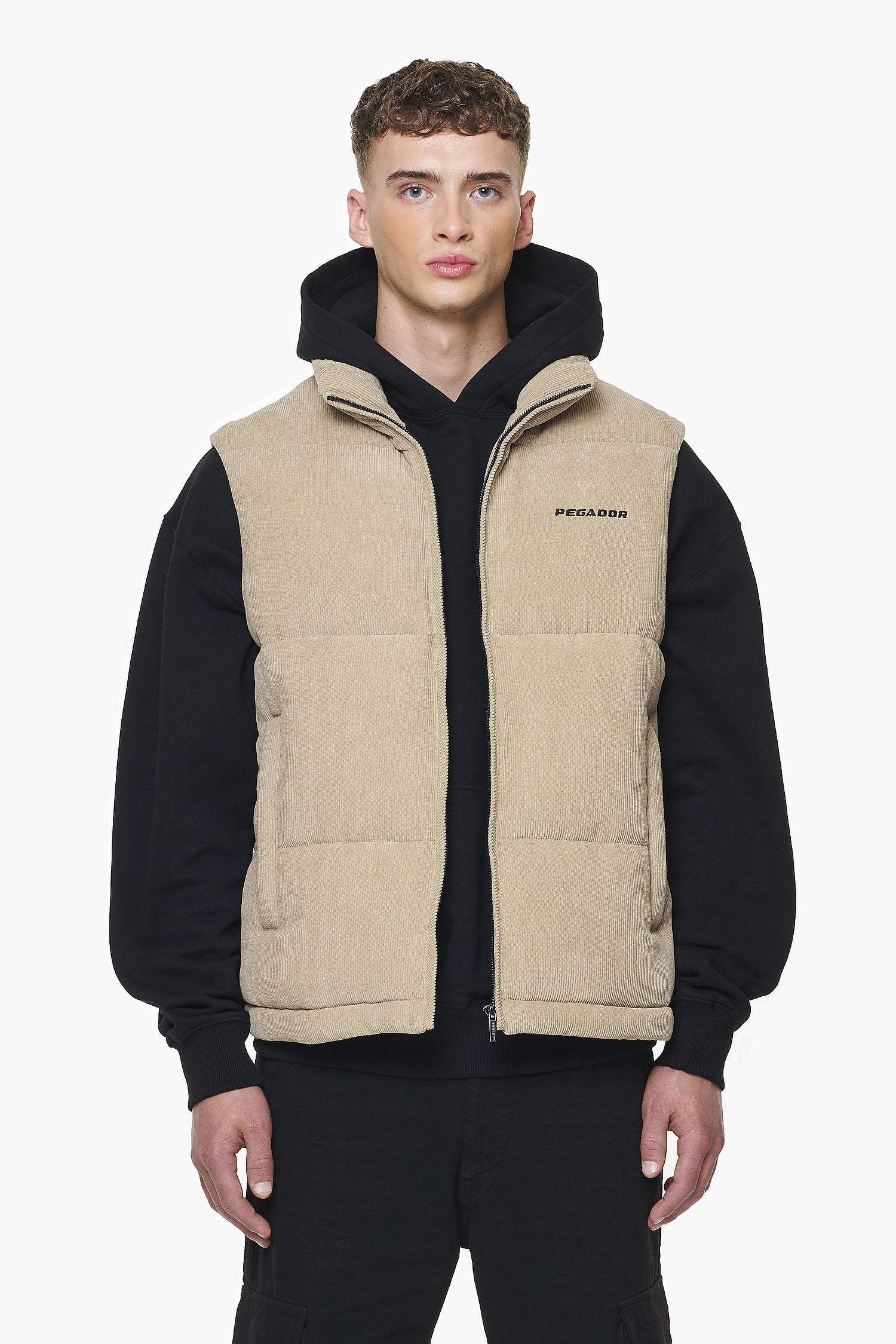 Pegador Bardon Cord Puffer Vest Sand Hauptansicht aus der PEGADOR® Outerwear 23 Kollektion für Herren