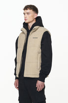 Pegador Bardon Cord Puffer Vest Sand Gegenansicht aus der PEGADOR® Outerwear 23 Kollektion für Herren