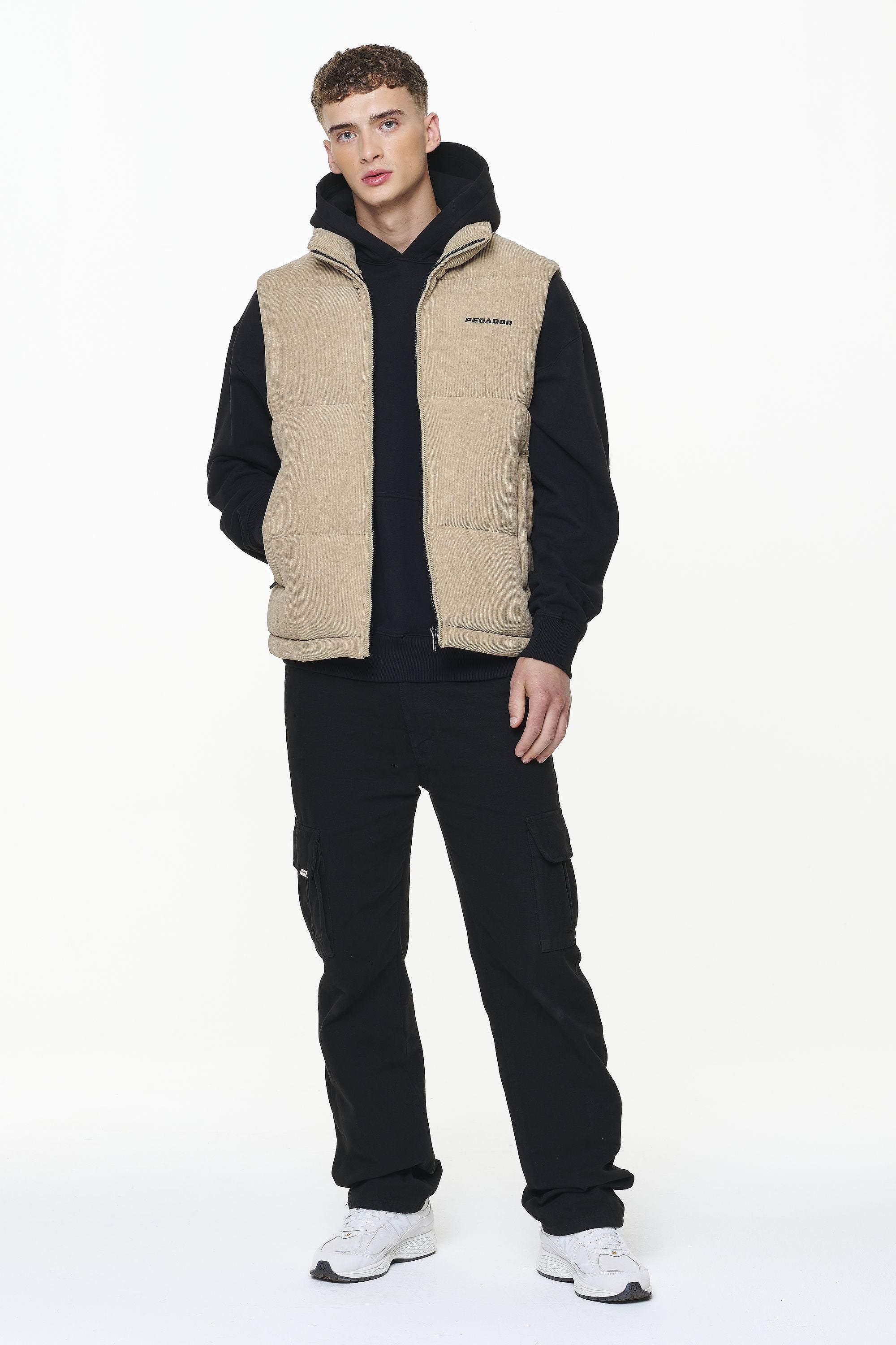 Pegador Bardon Cord Puffer Vest Sand Ganzkörper Bild aus der PEGADOR® Outerwear 23 Kollektion für Herren