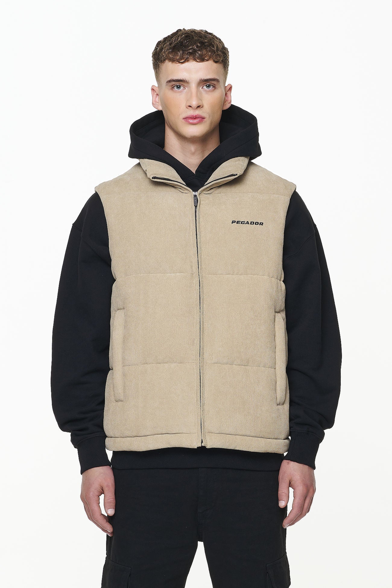 Pegador Bardon Cord Puffer Vest Sand Seitenansicht aus der PEGADOR® Outerwear 23 Kollektion für Herren