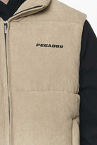 Pegador Bardon Cord Puffer Vest Sand Detailshot aus der PEGADOR® Outerwear 23 Kollektion für Herren