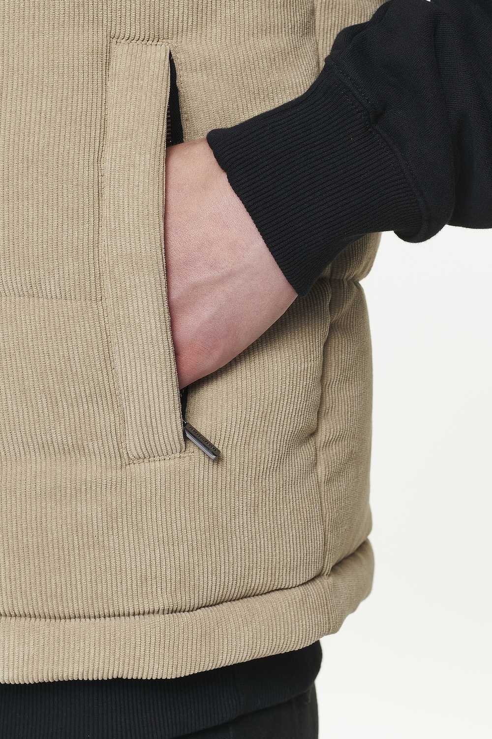 Pegador Bardon Cord Puffer Vest Sand Detailshot aus der PEGADOR® Outerwear 23 Kollektion für Herren