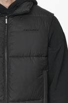 Pegador Landin Puffer Vest Black Detailshot aus der PEGADOR® Outerwear 23 Kollektion für Herren