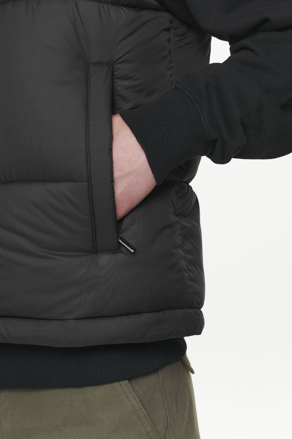 Pegador Landin Puffer Vest Black Detailshot aus der PEGADOR® Outerwear 23 Kollektion für Herren