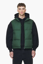 Pegador Landin Puffer Vest British Green Hauptansicht aus der PEGADOR® Outerwear 23 Kollektion für Herren