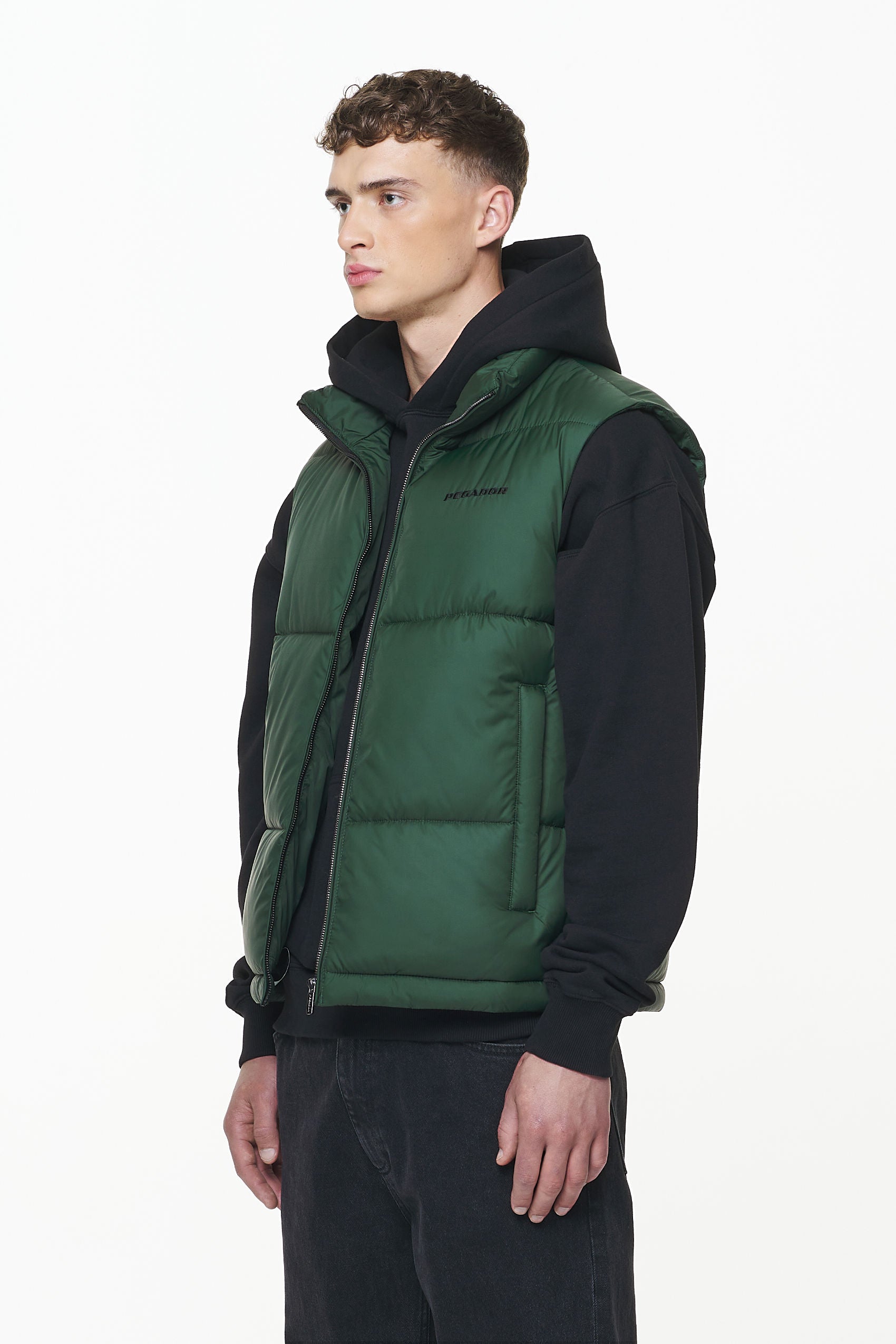 Pegador Landin Puffer Vest British Green Gegenansicht aus der PEGADOR® Outerwear 23 Kollektion für Herren