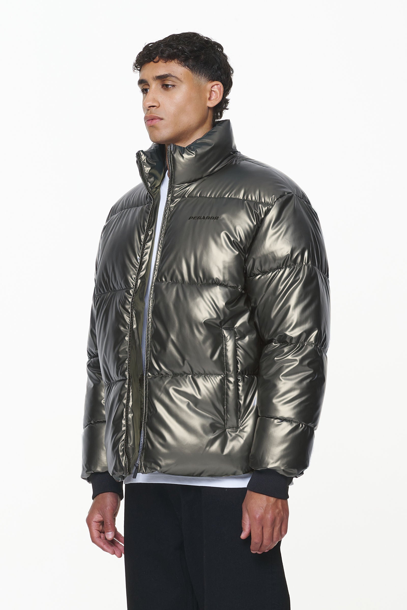 Pegador Solin Glossy Puffer Jacket Dark Chrome Gegenansicht aus der PEGADOR® Outerwear 23 Kollektion für Herren