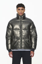 Pegador Solin Glossy Puffer Jacket Dark Chrome Seitenansicht aus der PEGADOR® Outerwear 23 Kollektion für Herren