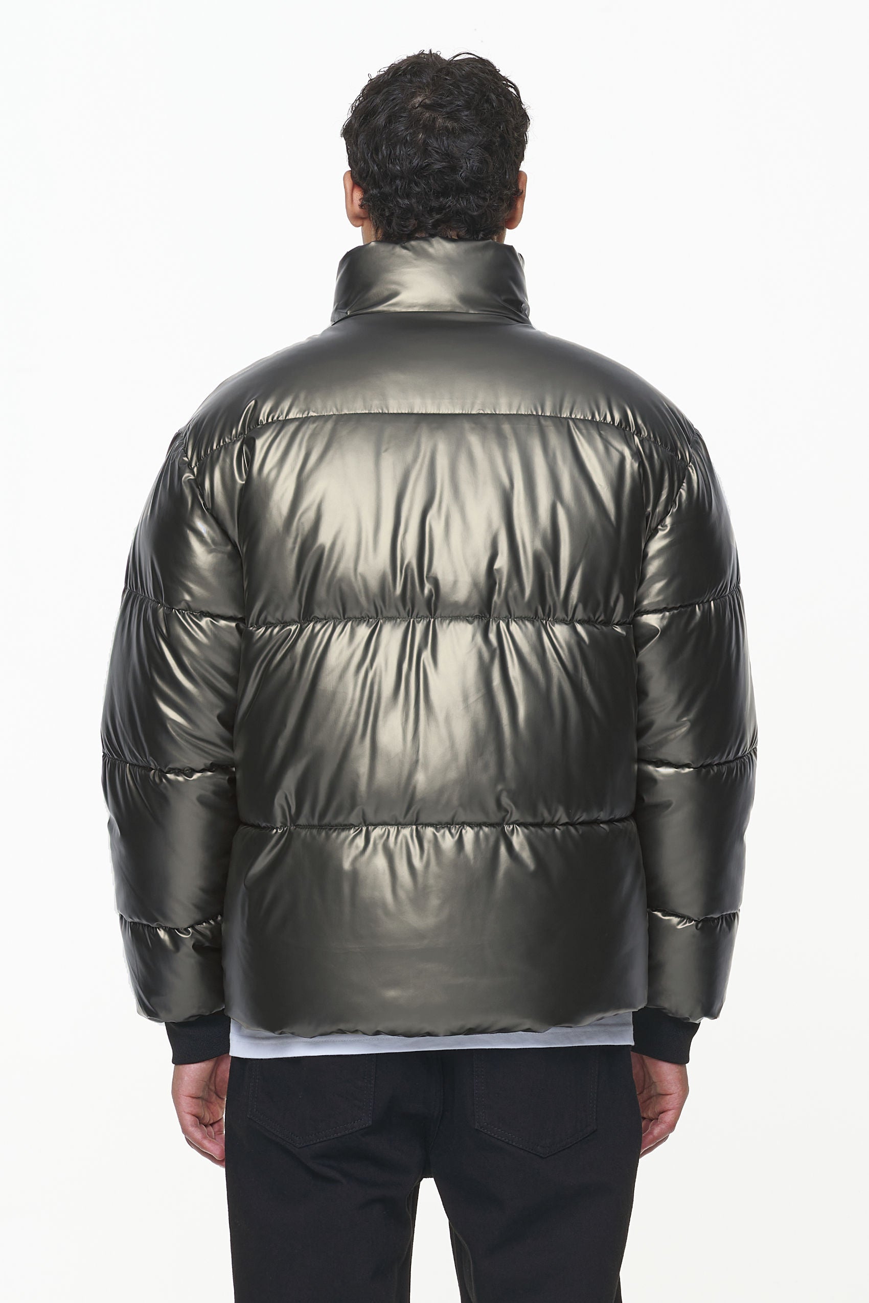 Pegador Solin Glossy Puffer Jacket Dark Chrome Detailshot aus der PEGADOR® Outerwear 23 Kollektion für Herren