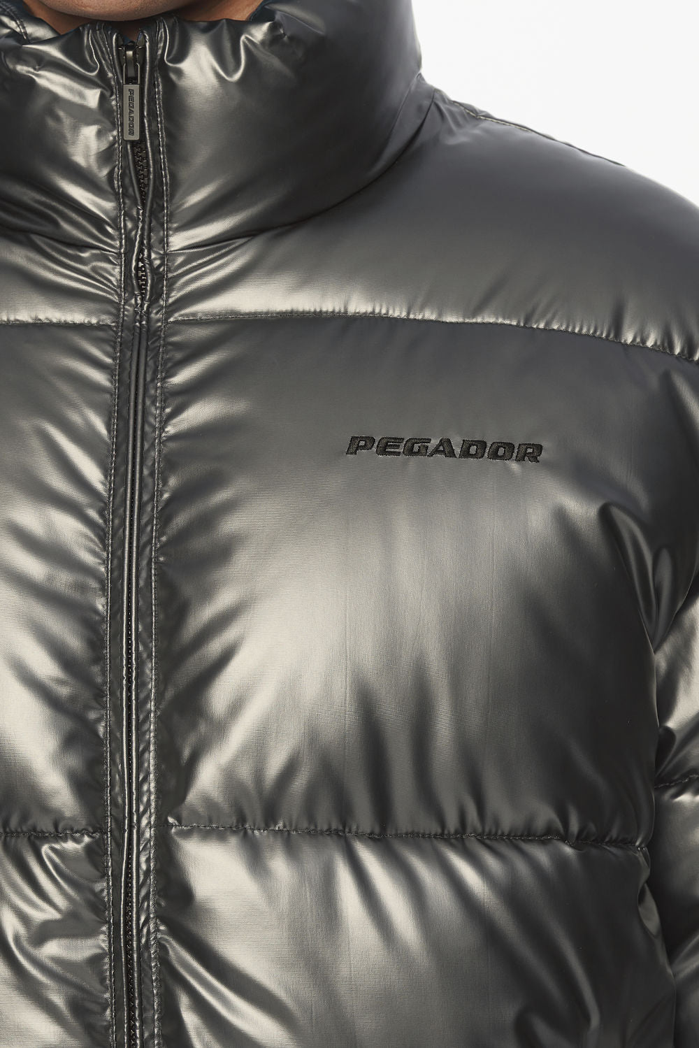 Pegador Solin Glossy Puffer Jacket Dark Chrome Detailshot aus der PEGADOR® Outerwear 23 Kollektion für Herren