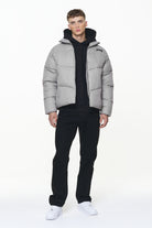 Pegador Spiller Puffer Jacket Rock Grey Detailshot aus der PEGADOR® Outerwear 23 Kollektion für Herren