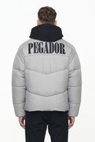 Pegador Spiller Puffer Jacket Rock Grey Detailshot aus der PEGADOR® Outerwear 23 Kollektion für Herren